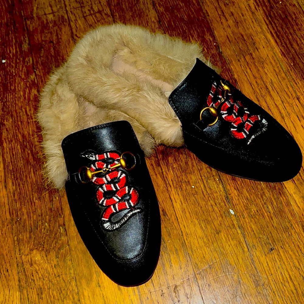 Women’s smoking slippers (no brand name)